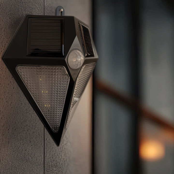 Maclean Energy MCE168 6-LED wall solar lamp with motion sensor