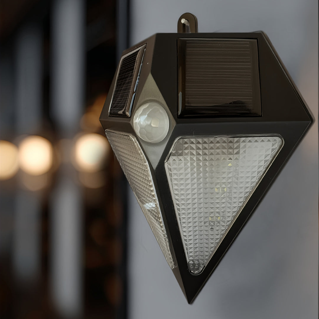 Maclean Energy MCE168 6-LED wall solar lamp with motion sensor