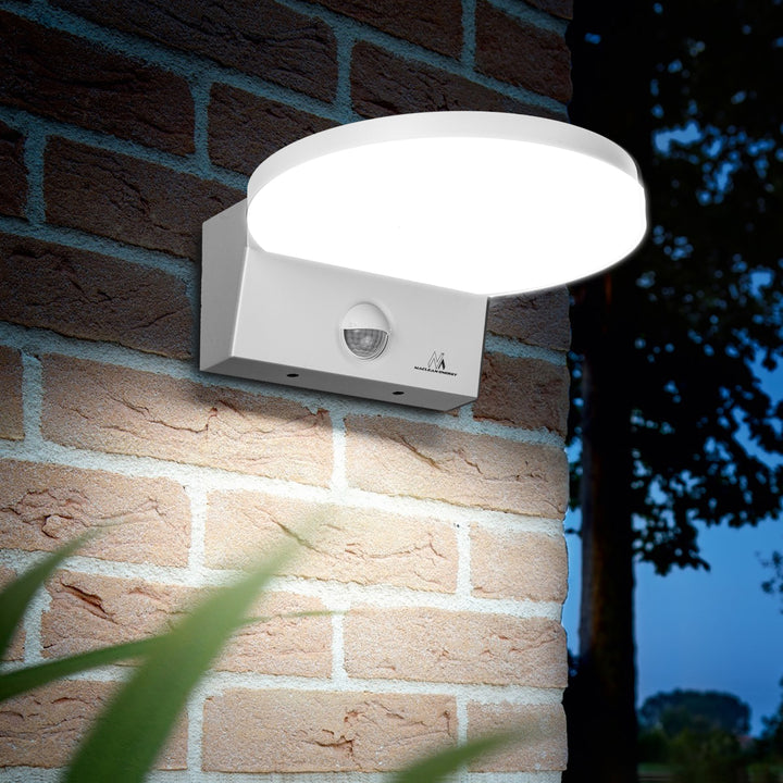 Maclean MCE344 W motion sensor LED lamp. Featuring a PIR motion sensor, it emits a neutral white light (4000K) with 15W power and 1560lm brightness. Rated IP65, it ensures durability and reliability in various environments.