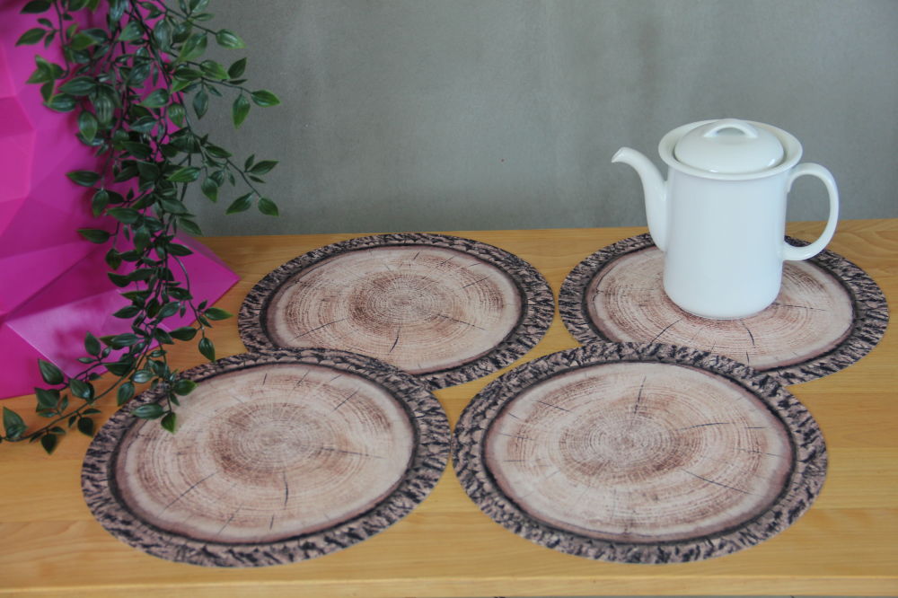 Bertoni table mat set, comprising 4 round mats, each measuring 33 cm in diameter. Elevate your dining ambiance with these chic Robina-colored mats, adding a dash of style to your table setup.