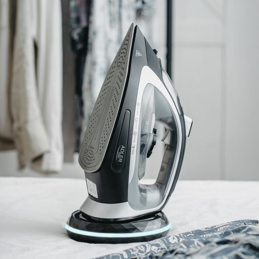 Adler steam iron, cordless, ceramic soleplate, 2800W, AD 5043
