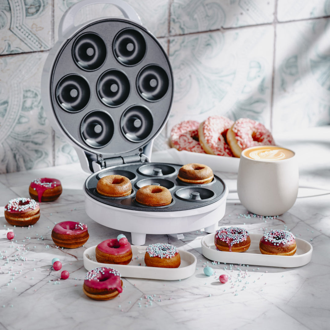 Adler doughnut maker, for 7 doughnuts, non-stick coating, white, 1500W, AD 3075