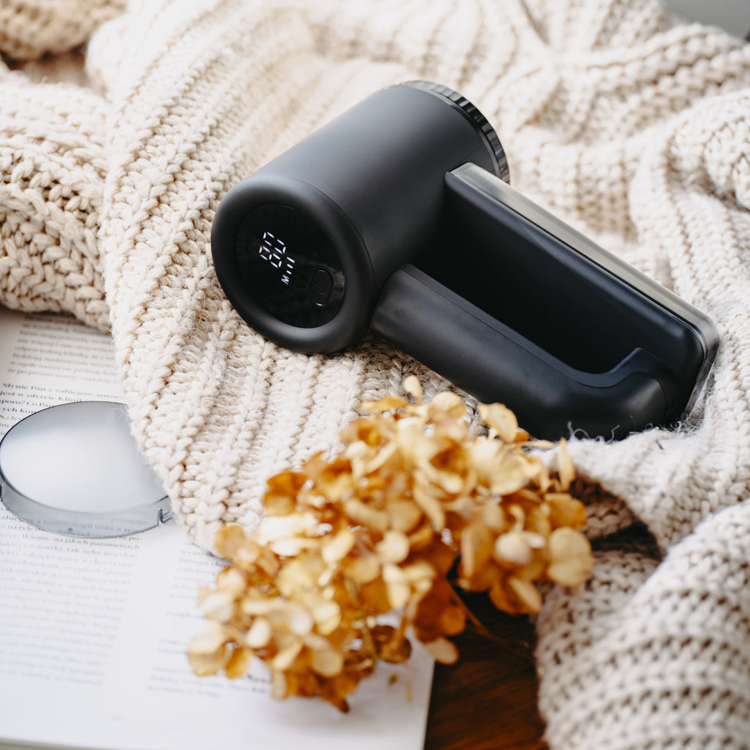 Adler fabric shaver, LCD display, 3 operating speeds, black, AD 9617 black