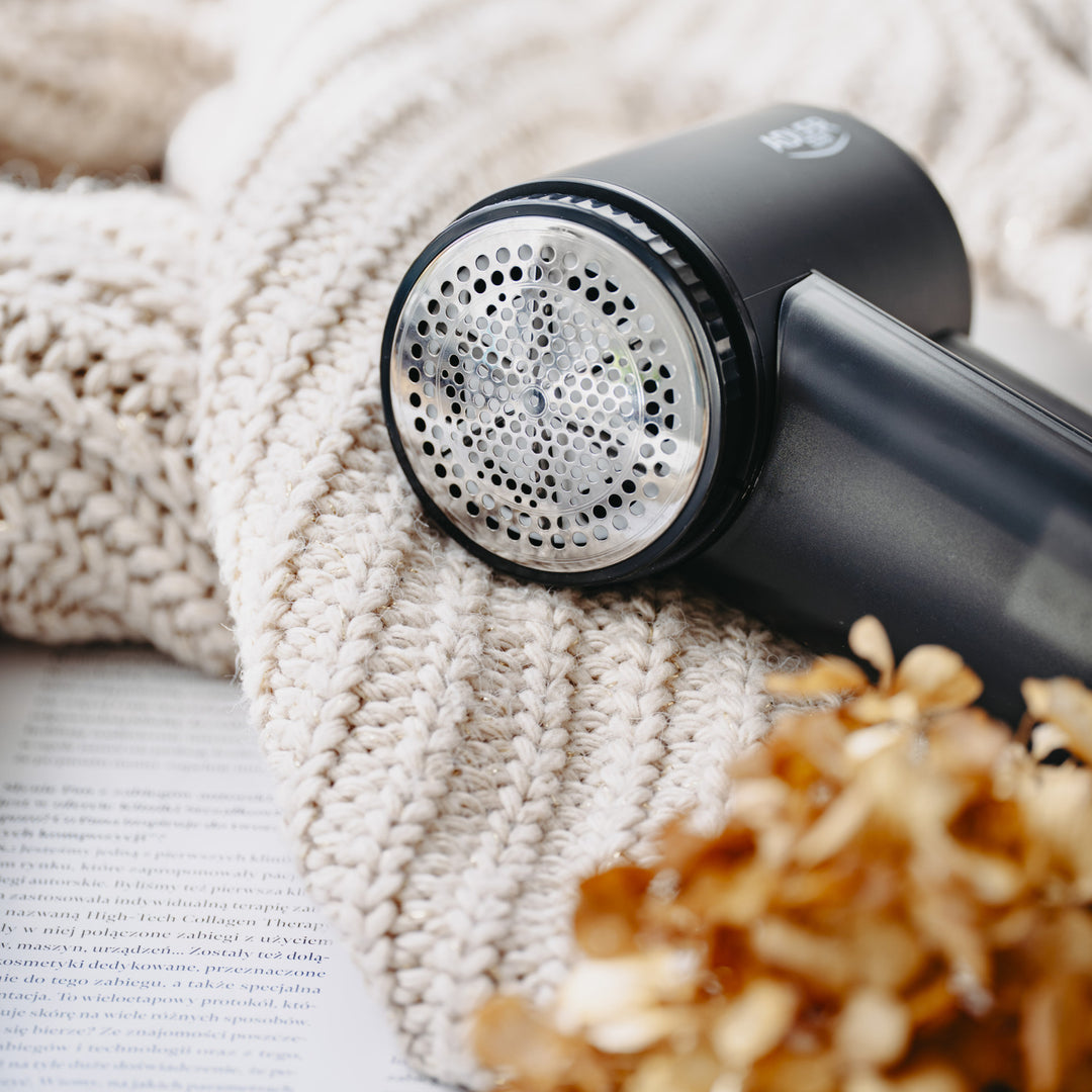 Adler fabric shaver, LCD display, 3 operating speeds, black, AD 9617 black