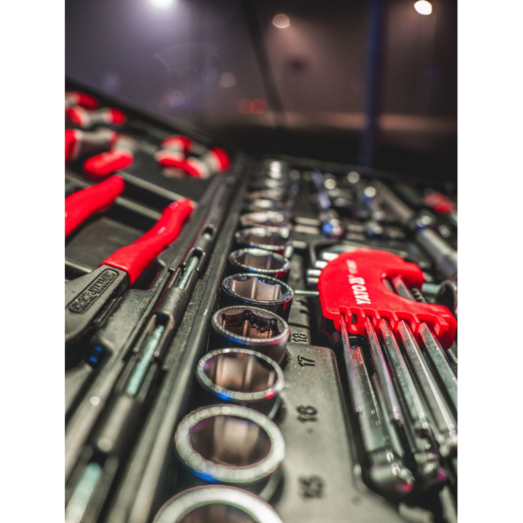 Yato Professional Tool Set, 122 pieces (socket wrenches, sockets, screwdrivers, hammer), screwdrivers with magnetic and hardened tips, YT-38901