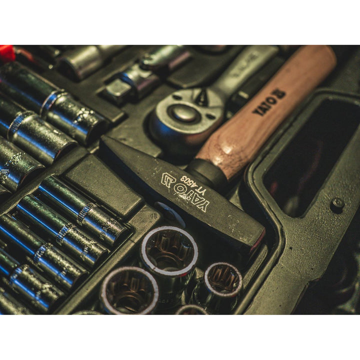 Yato Professional Tool Set, 122 pieces (socket wrenches, sockets, screwdrivers, hammer), screwdrivers with magnetic and hardened tips, YT-38901