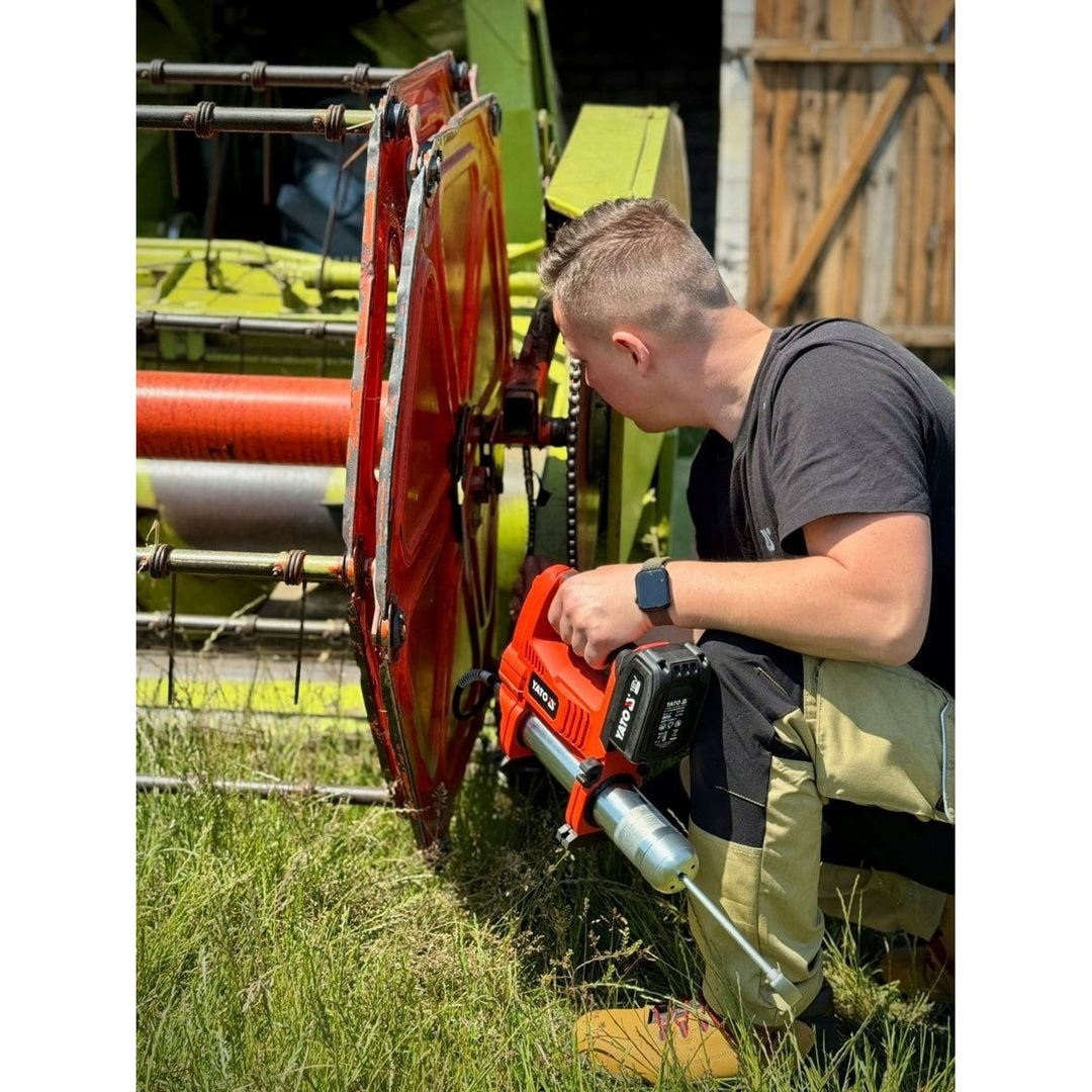 Yato Cordless Grease Gun, includes charger and 3 Ah battery, 620 bar pressure, integrated LED work light, high power and output of 284 g/min, YT-07020