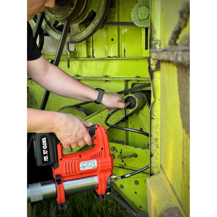 Yato Cordless Grease Gun, includes charger and 3 Ah battery, 620 bar pressure, integrated LED work light, high power and output of 284 g/min, YT-07020