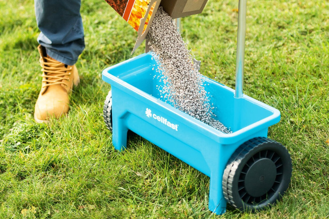 The Cellfast universal seed drill allows you to plant a large area without having to refill the container frequently