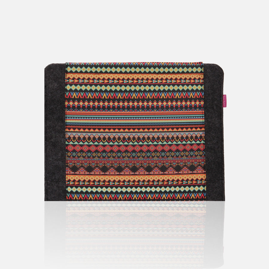 Laptop sleeve for a 15-inch notebook, made of eco-friendly felt, with an Aztec print